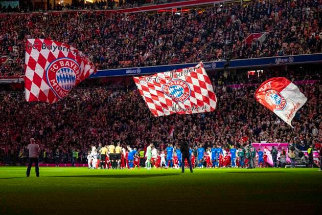 01.11.2025: Fußball: FC Bayern München - Bayer 04 Leverkusen in der Allianz Arena. Die Mannschaften laufen ein. WICHTIGER HINWEIS: Gemäß den Vorgaben der DFL und des DFB ist es untersagt, in dem Stadion und oder vom Spiel angefertigte Fotoaufnahmen in Form von Sequenzbildern und oder videoähnlichen Fotostrecken zu verwerten bzw. verwerten zu lassen. Copyright: xDavidxInderliedx