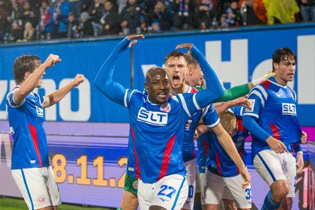 Rostock, Deutschland 01. November 2025: 3. Liga - 2025 2026 - FC Hansa Rostock vs. SC Verl Im Bild: 2.v.li. Christian Kinsombi (Hansa Rostock) jubelt nach seinem Tor zum 2:2 DFB regulations prohibit any use of photographs as image sequences and or quasi-video. Copyright: xFotostandx xVoelkerx