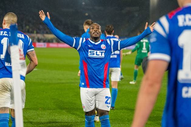 Rostock, Deutschland 01. November 2025: 3. Liga - 2025 2026 - FC Hansa Rostock vs. SC Verl Im Bild: Christian Kinsombi (Hansa Rostock) jubelt nach seinem Tor zum 2:2 DFB regulations prohibit any use of photographs as image sequences and or quasi-video. Copyright: xFotostandx xVoelkerx