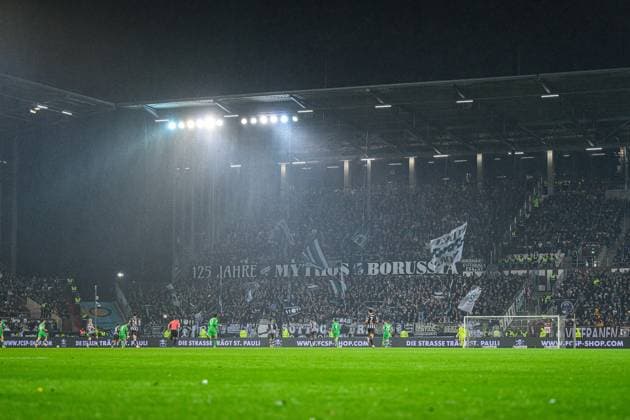 Fußball I Herren I Saison 2025-2026 I Bundesliga I 9. Spieltag I FC St. Pauli - Borussia Mönchengladbach I 01.11.2025 Die Fans von Borussia Mönchengladbach Hamburg Millerntor-Stadion Hamburg Deutschland Copyright: xLobecax xHenningxRohlfsx