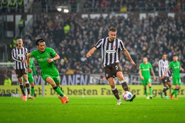 Fußball I Herren I Saison 2025-2026 I Bundesliga I 9. Spieltag I FC St. Pauli - Borussia Mönchengladbach I 01.11.2025 Shuto Machino (18, Borussia Mönchengladbach), Hauke Wahl (5, FC St. Pauli) Hamburg Millerntor-Stadion Hamburg Deutschland Copyright: xLobecax xHenningxRohlfsx