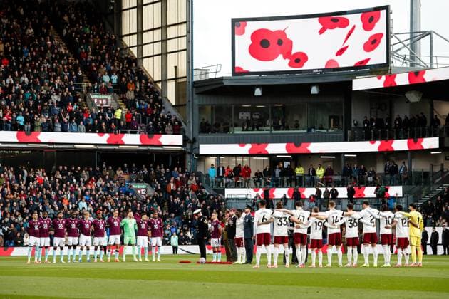 Burnley v Arsenal Premier League Both teams hold a minutes silence before the Premier League match at Turf Moor, Burnley UK Newspapers OUT Copyright: xMaxxTomlinsonx FIL-22434-0058