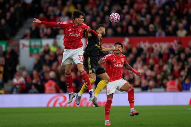 Nottingham Forest v Manchester United, ManU Premier League 01 11 2025. Nicolo Savona (37) of Nottingham Forest heads the ball forward during the Premier League match between Nottingham Forest and Manchester United at the City Ground, Nottingham, England on 1 November 2025. Nottingham City Ground Nottinghamshire England Editorial use only DataCo restrictions apply See www.football-dataco.com , Copyright: xConorxMolloyx PSI-23152-0077