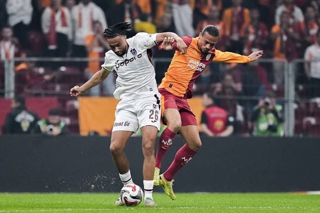 Galatasaray v Trabzonspor - Turkish Super Lig ISTANBUL, TURKIYE - NOVEMBER 1: Leroy Sane (R) of Galatasaray in action against Tim Folcarelli (L) of Trabzonspor during the Turkish Super Lig week 11 football match between Galatasaray and Trabzonspor at RAMS Park Stadium in Istanbul, Turkiye on November 1, 2025. Arife Karakum Anadolu Istanbul Turkey. Editorial use only. Please get in touch for any other usage.  Copyright: x2025xAnadoluxArifexKarakumx