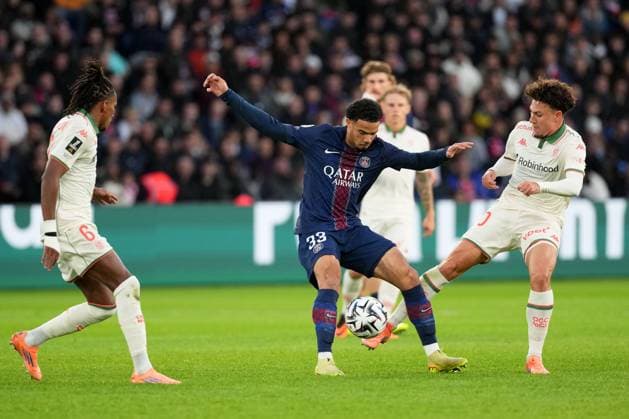Paris Saint-Germain FC v OGC Nice - Ligue 1 McDonald s 2025 2026 20 Tom LOUCHET (ogcn) - 33 Warren ZAIRE EMERY (psg) during the Ligue 1 McDonald s match between Paris Saint-Germain FC and OGC Nice at Parc des Princes on November 1, 2025 in Paris, France. Paris France  Copyright: xFEPx 776348189