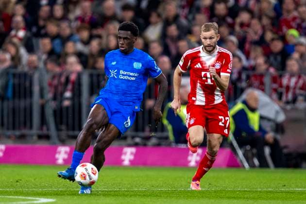 01.11.2025: Fußball: FC Bayern München - Bayer 04 Leverkusen in der Allianz Arena. Ernest Poku (Bayer Leverkusen) (l) und Konrad Laimer (Bayern München) kämpfen um den Ball. WICHTIGER HINWEIS: Gemäß den Vorgaben der DFL und des DFB ist es untersagt, in dem Stadion und oder vom Spiel angefertigte Fotoaufnahmen in Form von Sequenzbildern und oder videoähnlichen Fotostrecken zu verwerten bzw. verwerten zu lassen. Copyright: xDavidxInderliedx