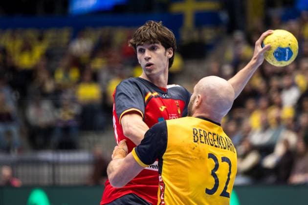 251101 Pablo Urdangarin de Borbon of Spain and Oscar Bergendahl of Sweden during the International Friendly, Länderspiel, Nationalmannschaft handball match between Sweden and Spain on November 1, 2025 in Eskilstuna. Photo: Kenta Jönsson BILDBYRAN COP 210 KJ0282 handball handboll handball landslag sverige sweden spain national teams bbeng Copyright: KENTAxJÖNSSON BB251101KJ042