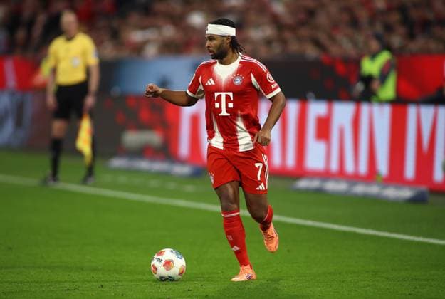Fussball, Herren, Bundesliga, Saison 2025 2026, FC Bayern München - Bayer 04 Leverkusen, Allianz Arena Serge Gnabry (FC Bayern München) mit Stirnband am Ball DFB, DFL regulations prohibit any use of photographs as image sequences and or quasi-video