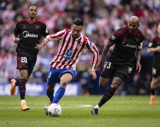 MADRID, SPAIN - OCTOBER 18: Nicolás González of Atletico Madrid and Marcão of Sevilla fight for possession during the LaLiga EA Sports match between Atletico Madrid v Sevilla at the Estadio Civitas Metropolitano on November 1, 2025 in Madrid Spain (Photo by Ricardo Nogueira Sports Press Photo) Copyright: xRicardoxNogueirax Sportspressphoto_SPR54954