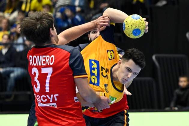 ESKILSTUNA, SWEDEN 20251101 Spain s Victor Romero against Sweden s Nikoa Roganovic during Saturday s international handball training match between Sweden and Spain at the Volvo CE arena in Eskilstuna, Sweden 1 November 2025. ESKILSTUNA SWEDEN x10070x Copyright: xJessicaxGow TTx HANDBALL SWEDEN-SPAIN
