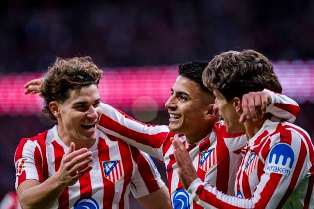 Atletico de Madrid vs Sevilla FC - LaLiga EA Sports Thiago Almada of Atletico de Madrid (C) celebrates his goal with Julian Alvarez (L) and Giuliano Simeone (R) of Atletico de Madrid during the LaLiga EA Sports football match between Atletico de Madrid and Sevilla FC at Estadio Riyadh Air Metropolitano on November 01, 2025 in Madrid, Spain. Madrid Estadio Riyadh Air Metropolitano Madrid Spain Copyright: xAlbertoxGardinx AGardin_20251101_Foot_Liga_AtlMad_Sev_0432