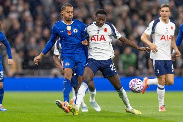 Tottenham Hotspur v Chelsea FC, Premier League, Football, The Tottenham Hotspur Stadium, London, UK - 01 Nov 2025 Pape Matar Sarr of Tottenham Hotspur tackles Joao Pedro of Chelsea FC London The Tottenham Hotspur Stadium Tottenham GBR, UK NEWSPAPERS OUT Copyright: xEllixBirchx