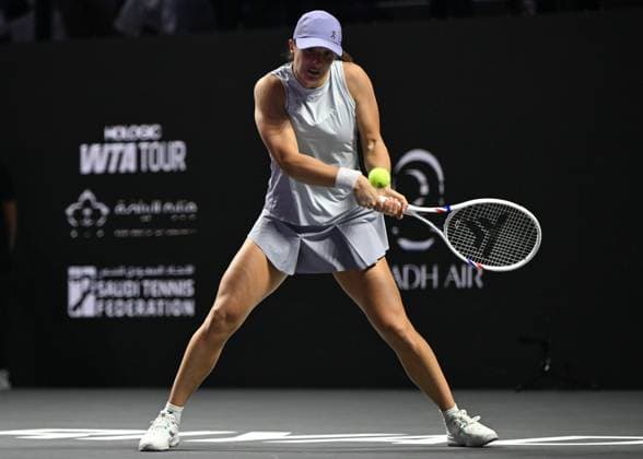 WTA, Tennis Damen Finals 2025 in Riyadh - Day One RIYADH, SAUDI ARABIA – NOVEMBER 01: Iga Swiatek of Poland plays against Madison Keys of the United States during their match on Day 1 of the 2025 WTA Finals, part of the Hologic WTA Tour, at King Saud University Indoor Arena in Riyadh, Saudi Arabia, on November 1, 2025. Artur Widak Anadolu Riyadh Saudi Arabia. Editorial use only. Please get in touch for any other usage.  Copyright: x2025xAnadoluxArturxWidakx