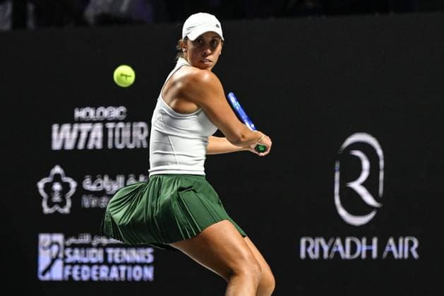 WTA, Tennis Damen Finals 2025 in Riyadh - Day One RIYADH, SAUDI ARABIA – NOVEMBER 01: Madison Keys of the United States plays against Iga Swiatek of Poland during their match on Day 1 of the 2025 WTA Finals, part of the Hologic WTA Tour, at King Saud University Indoor Arena in Riyadh, Saudi Arabia, on November 1, 2025. Artur Widak Anadolu Riyadh Saudi Arabia. Editorial use only. Please get in touch for any other usage.  Copyright: x2025xAnadoluxArturxWidakx