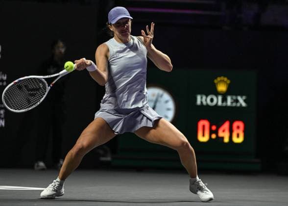 WTA, Tennis Damen Finals 2025 in Riyadh - Day One RIYADH, SAUDI ARABIA – NOVEMBER 01: Iga Swiatek of Poland plays against Madison Keys of the United States during their match on Day 1 of the 2025 WTA Finals, part of the Hologic WTA Tour, at King Saud University Indoor Arena in Riyadh, Saudi Arabia, on November 1, 2025. Artur Widak Anadolu Riyadh Saudi Arabia. Editorial use only. Please get in touch for any other usage.  Copyright: x2025xAnadoluxArturxWidakx
