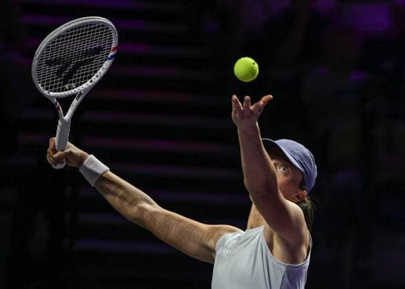 WTA, Tennis Damen Finals 2025 in Riyadh - Day One RIYADH, SAUDI ARABIA – NOVEMBER 01: Iga Swiatek of Poland plays against Madison Keys of the United States during their match on Day 1 of the 2025 WTA Finals, part of the Hologic WTA Tour, at King Saud University Indoor Arena in Riyadh, Saudi Arabia, on November 1, 2025. Artur Widak Anadolu Riyadh Saudi Arabia. Editorial use only. Please get in touch for any other usage.  Copyright: x2025xAnadoluxArturxWidakx