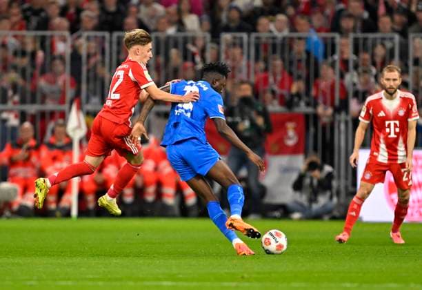 01.11.2025, Fussball Bundesliga 2025 2026, 9.Spieltag, FC Bayern München - Bayer Leverkusen, in der Allianz-Arena München, v.l. Lennart Karl (FC Bayern München) gegen Edmond Tapsoba (Leverkusen)