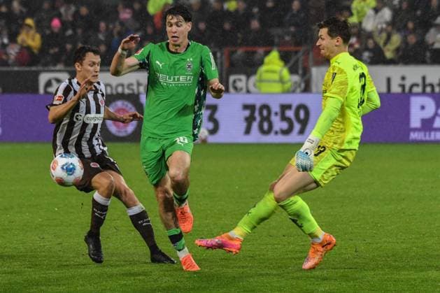 Kaars Martijn ( Pauli ) 16 Philipp Sander 33 Moritz Nicolas ( Gladbach ) Deutschland , Hamburg , Millerntorstadion , Fussball , 1. Bundesliga , FC St Pauli - Borussia Mönchengladbach