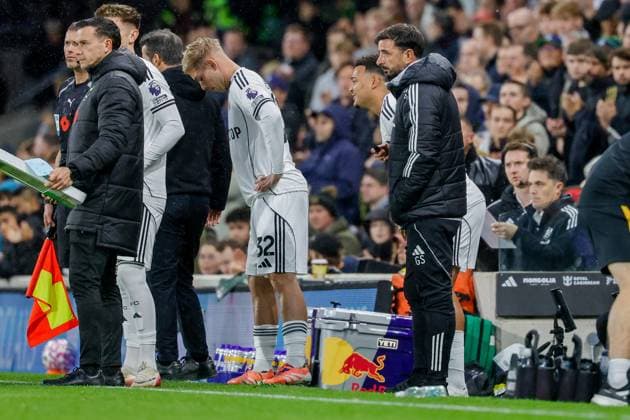 1st November 2025; Craven Cottage, Fulham, London, England; Premier League Football, Fulham versus Wolverhampton Wanderers; Wolverhampton Wanderers FC Head Coach Vitor Pereira makes team changes on the sideline  BobxKupbens