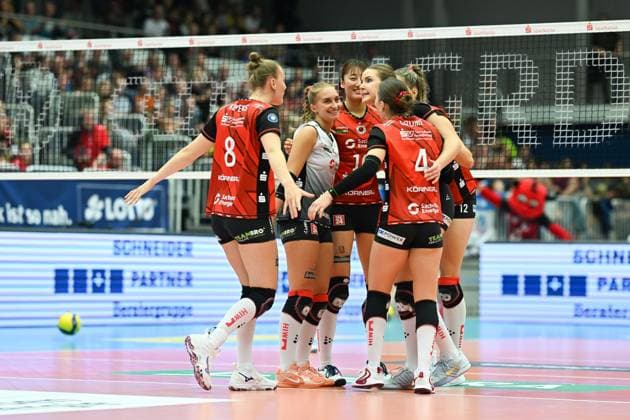 Patricia Nestler (Dresdner SC, 1) jubelt mit ihrem Team - Dresdner SC vs. SSC Palmberg Schwerin, 1. Volleyball Bundesliga Damen, Spielzeit 2025 2026, 01.11.2025 Dresdner SC vs. SSC Palmberg Schwerin, 1. Volleyball Bundesliga Damen, Spielzeit 2025 2026, 01.11.2025 Dresden Copyright: xEibner-Pressefoto xHoepnerx EP_PHR