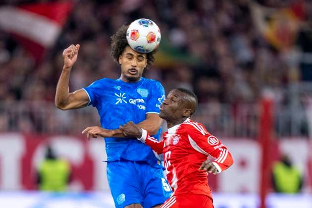 01.11.2025: Fußball: FC Bayern München - Bayer 04 Leverkusen in der Allianz Arena. Loic Bade (Bayer Leverkusen) (l) und Nicolas Jackson (Bayern München) kämpfen um den Ball. WICHTIGER HINWEIS: Gemäß den Vorgaben der DFL und des DFB ist es untersagt, in dem Stadion und oder vom Spiel angefertigte Fotoaufnahmen in Form von Sequenzbildern und oder videoähnlichen Fotostrecken zu verwerten bzw. verwerten zu lassen. Copyright: xDavidxInderliedx