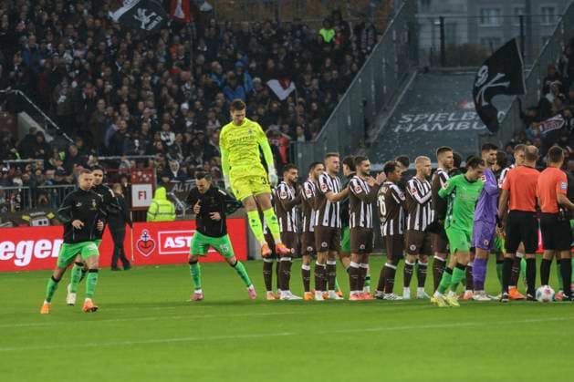 Fussball: 1. Bundesliga, FC St. Pauli - Borussia Mönchengladbach, Hamburg, 01.11.2025 Torwart Moritz Nicolas (Gladbach)
