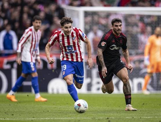 MADRID, SPAIN - OCTOBER 18: Julián Alvarez of Atletico Madrid runs with the ball during the LaLiga EA Sports match between Atletico Madrid v Sevilla at the Estadio Civitas Metropolitano on November 1, 2025 in Madrid Spain (Photo by Ricardo Nogueira Sports Press Photo) Copyright: xRicardoxNogueirax Sportspressphoto_SPR54963