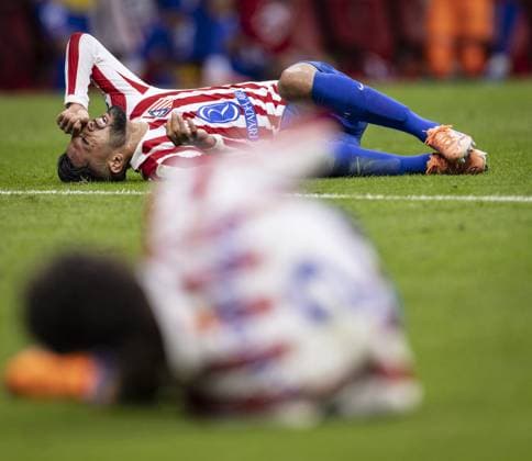 MADRID, SPAIN - OCTOBER 18: Nicolás González of Atletico Madrid injured on the ground during the LaLiga EA Sports match between Atletico Madrid v Sevilla at the Estadio Civitas Metropolitano on November 1, 2025 in Madrid Spain (Photo by Ricardo Nogueira Sports Press Photo) Copyright: xRicardoxNogueirax Sportspressphoto_SPR54970