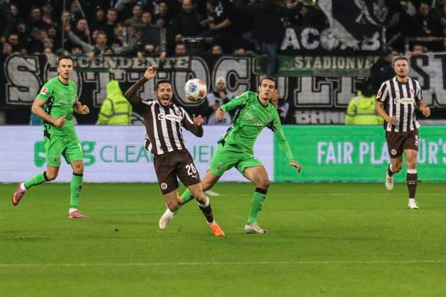 Fussball: 1. Bundesliga, FC St. Pauli - Borussia Mönchengladbach, Hamburg, 01.11.2025 Mathias Pereira Lage (Pauli, l.)