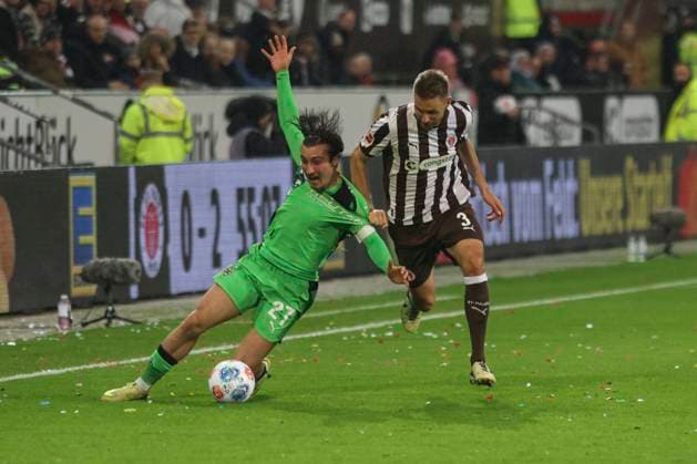 Fussball: 1. Bundesliga, FC St. Pauli - Borussia Mönchengladbach, Hamburg, 01.11.2025 Rocci Reitz (Mönchengladbach, l.) - Karol Mets (Pauli)