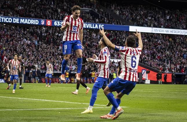 MADRID, SPAIN - OCTOBER 18: Julián Alvarez of Atletico Madrid celebrates after scoring the team s first goal during the LaLiga EA Sports match between Atletico Madrid v Sevilla at the Estadio Civitas Metropolitano on November 1, 2025 in Madrid Spain (Photo by Ricardo Nogueira Sports Press Photo) Copyright: xRicardoxNogueirax Sportspressphoto_SPR54988