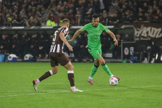 Fussball: 1. Bundesliga, FC St. Pauli - Borussia Mönchengladbach, Hamburg, 01.11.2025 Hauke Wahl (Pauli, l.) - Haris Tabakovic (Mönchengladbach)