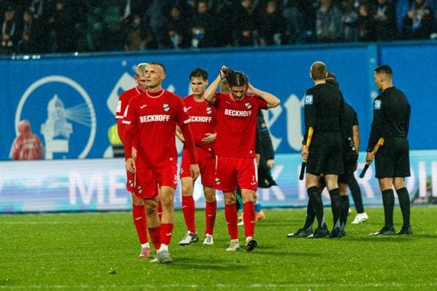 links Dominik Steczyk (VERL) und rechts Julian Stark (VERL) nach dem Spiel sind ist enträuscht, wütend, frustriert, sauer ; GER, FC Hansa Rostock vs. SC Verl, Fußball, Männer, 3. Liga, 13.Spieltag, Spielzeit 2025 2026, 01.11.2025 Rostock Ostseestadion Mecklenburg - Vorpommern Deutschland
