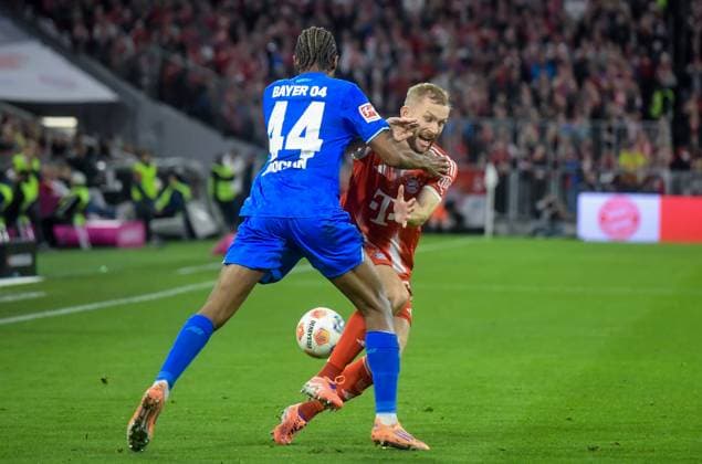 01.11.2025, xemx, Fussball 1.Bundesliga, FC Bayern Muenchen - Bayer 04 Leverkusen v.l. Jeanuel Belocian (Bayer 04 Leverkusen), Konrad Laimer (FC Bayern Muenchen) Zweikampf, Aktion, action, battle for the ball (DFL DFB REGULATIONS PROHIBIT ANY USE OF PHOTOGRAPHS as IMAGE SEQUENCES and or QUASI-VIDEO) Muenchen