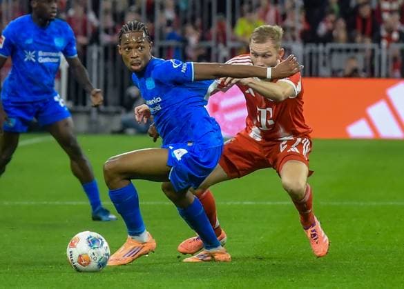 01.11.2025, xemx, Fussball 1.Bundesliga, FC Bayern Muenchen - Bayer 04 Leverkusen v.l. Jeanuel Belocian (Bayer 04 Leverkusen), Konrad Laimer (FC Bayern Muenchen) Zweikampf, Aktion, action, battle for the ball (DFL DFB REGULATIONS PROHIBIT ANY USE OF PHOTOGRAPHS as IMAGE SEQUENCES and or QUASI-VIDEO) Muenchen