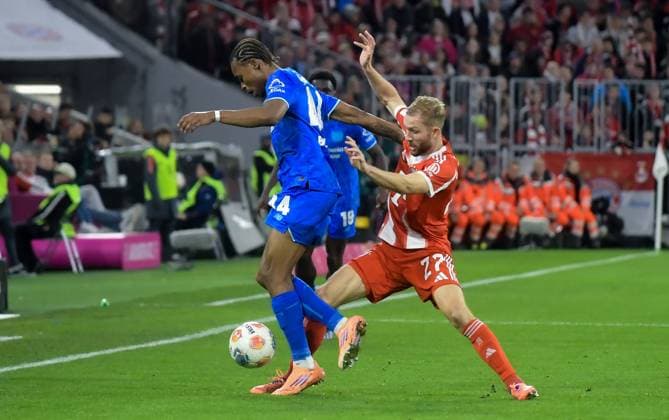 01.11.2025, xemx, Fussball 1.Bundesliga, FC Bayern Muenchen - Bayer 04 Leverkusen v.l. Jeanuel Belocian (Bayer 04 Leverkusen), Konrad Laimer (FC Bayern Muenchen) Zweikampf, Aktion, action, battle for the ball (DFL DFB REGULATIONS PROHIBIT ANY USE OF PHOTOGRAPHS as IMAGE SEQUENCES and or QUASI-VIDEO) Muenchen
