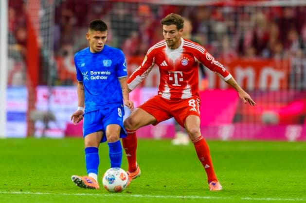 GER, DFB, FC Bayern Muenchen vs. Bayer 04 Leverkusen 01.11.2025, Allianz Arena, Muenchen, GER, DFB, FC Bayern Muenchen vs. Bayer 04 Leverkusen, im Bild Robert Andrich (Leverkusen 8) im Zweikampf gegen Leon Goretzka (FCB 8)