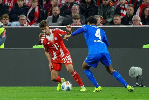 im Zweikampf, Aktion, mit Tom Bischof 20 (FC Bayern Muenchen), Jarell Quansah 4 (Bayer 04 Leverkusen), FC Bayern Muenchen vs. Bayer 04 Leverkusen, Fussball, 1. Bundesliga, 9. Spieltag, 01.11.2025 DFB regulations prohibit any use of photographs as image sequences and or quasi-video Muenchen Bayern Deutschland