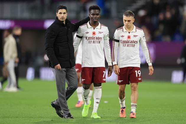 Football - Premier League - Burnley v Arsenal 1st November 2025 - Premier League - Burnley v Arsenal - Arsenal manager Mikel Arteta walks off with Bukayo Saka of Arsenal (C) and Leandro Trossard of Arsenal after the match - Photo: Simon Stacpoole Offside. Burnley UK Copyright: xSimonxStacpoolexOffside