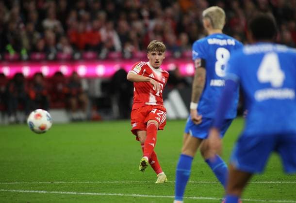 Fussball, Herren, Bundesliga, Saison 2025 2026, FC Bayern München - Bayer 04 Leverkusen, Allianz Arena Lennart Karl (FC Bayern München) mit einem Torschuss, Torchance DFB, DFL regulations prohibit any use of photographs as image sequences and or quasi-video