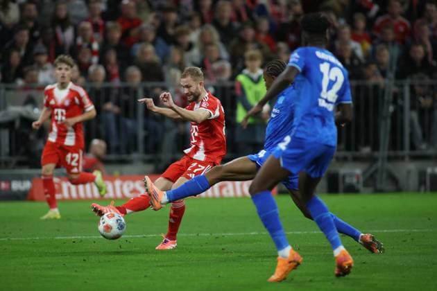 Fussball, Herren, Bundesliga, Saison 2025 2026, FC Bayern München - Bayer 04 Leverkusen, Allianz Arena Konrad Laimer (FC Bayern München) mit einem Torschuss DFB, DFL regulations prohibit any use of photographs as image sequences and or quasi-video