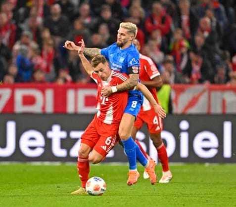 01.11.2025, Fussball Bundesliga 2025 2026, 9.Spieltag, FC Bayern München - Bayer Leverkusen, in der Allianz-Arena München, v.l. Joshua Kimmich (FC Bayern München) gegen Robert Andrich (Leverkusen)