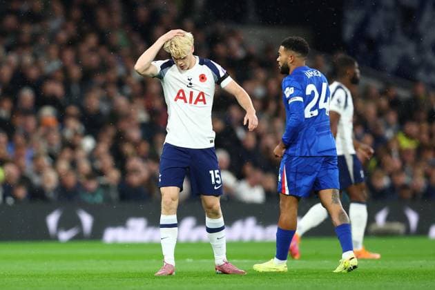 London, England, 1st November 2025. Lucas Bergvall of Tottenham Hotspur holds his head after seeming to look unsteady on his feet during the Tottenham Hotspur vs Chelsea Premier League match at the Tottenham Hotspur Stadium, London. Picture credit should read: Paul Terry Sportimage EDITORIAL USE ONLY. No use with unauthorised audio, video, data, fixture lists, club league logos or live services. Online in-match use limited to 120 images, no video emulation. No use in betting, games or single club league player publications. SPI_018_PT_Tottenham_Chelsea SPI-4252-0018