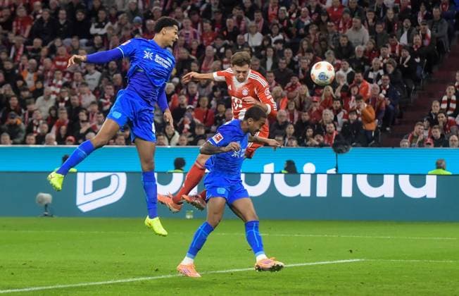 01.11.2025, xemx, Fussball 1.Bundesliga, FC Bayern Muenchen - Bayer 04 Leverkusen v.l. Jarell Quansah (Bayer 04 Leverkusen), Leon Goretzka (FC Bayern Muenchen), Edmond Tapsoba (Bayer 04 Leverkusen) Zweikampf, Aktion, action, battle for the ball (DFL DFB REGULATIONS PROHIBIT ANY USE OF PHOTOGRAPHS as IMAGE SEQUENCES and or QUASI-VIDEO) Muenchen