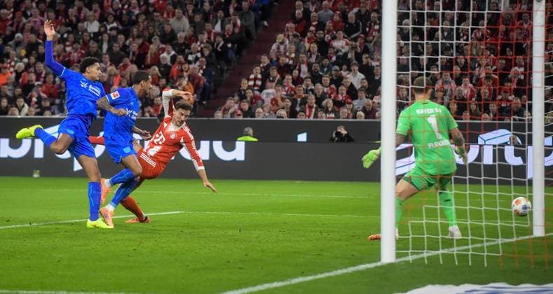 01.11.2025, xemx, Fussball 1.Bundesliga, FC Bayern Muenchen - Bayer 04 Leverkusen v.l. Jarell Quansah (Bayer 04 Leverkusen), Edmond Tapsoba (Bayer 04 Leverkusen), Leon Goretzka (FC Bayern Muenchen), Mark Flekken (Bayer 04 Leverkusen) Zweikampf, Aktion, action, battle for the ball (DFL DFB REGULATIONS PROHIBIT ANY USE OF PHOTOGRAPHS as IMAGE SEQUENCES and or QUASI-VIDEO) Muenchen