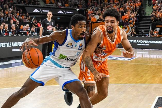GER, BBL, ratiopharm Ulm vs Skyliners Frankfurt 01.11.2025, ratiopharm arena, Neu-Ulm, GER, BBL, ratiopharm Ulm vs Skyliners Frankfurt, im Bild William Christmas (Fraport, 8), Len Schoormann (Ulm, 1)
