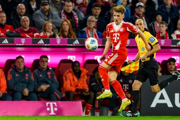 GER, DFB, FC Bayern Muenchen vs. Bayer 04 Leverkusen 01.11.2025, Allianz Arena, Muenchen, GER, DFB, FC Bayern Muenchen vs. Bayer 04 Leverkusen, im Bild Lennart Karl (FCB 42)