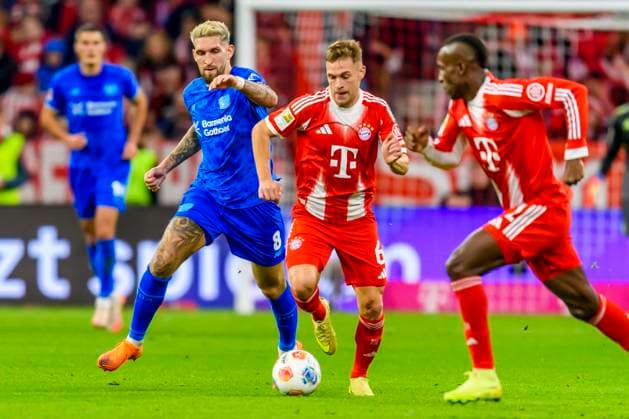GER, DFB, FC Bayern Muenchen vs. Bayer 04 Leverkusen 01.11.2025, Allianz Arena, Muenchen, GER, DFB, FC Bayern Muenchen vs. Bayer 04 Leverkusen, im Bild Robert Andrich (Leverkusen 8) im Zweikampf gegen Joshua Kimmich (FCB 6) mit Nicolas Jackson (FCB 11)