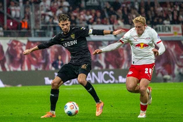 GER, Leipzig, Fußball, DFL Bundesliga, 9. Spieltag, RB Leipzig vs. VFB Stuttgart im Bild v.l.: Atakan Karazor (VFB Stuttgart 16), Xaver Schlager (RB Leipzig 24), Zweikampf 01.11.2025, Red-Bull Arena Leipzig DFL DFB REGULATIONS PROHIBIT ANY USE OF PHOTOGRAPHS AS IMAGE SEQUENCES AND OR QUASI-VIDEO, Copyright: HMBxMedia PaulxFritz