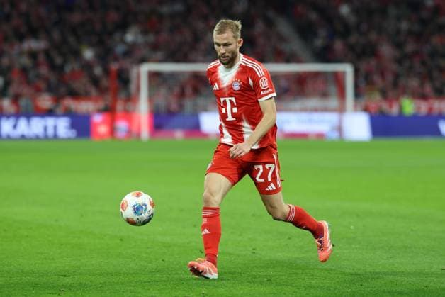 Konrad Laimer 27 (FC Bayern Muenchen), FC Bayern Muenchen vs. Bayer 04 Leverkusen, Fussball, 1. Bundesliga, 9. Spieltag, 01.11.2025 DFB regulations prohibit any use of photographs as image sequences and or quasi-video Muenchen Bayern Deutschland